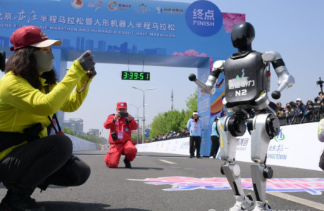 泰坦智能 | 人形机器人：批量交付浪潮下的技术破局与万亿蓝海!