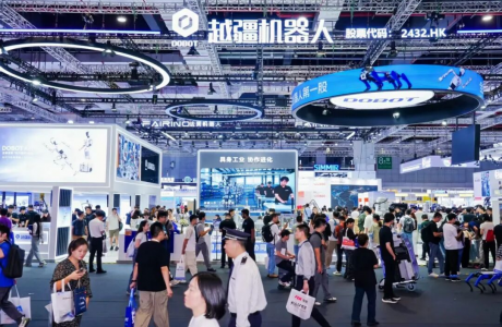 越疆“机械臂+人形+轮式+多足”具身机器人开启工业智能体时代